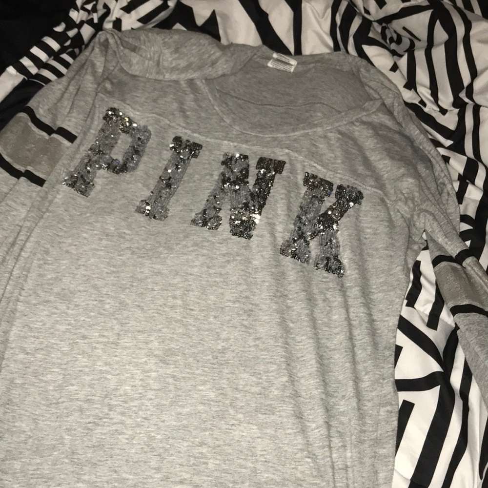 Super cute Grey sequence long sleeve Vs shirt